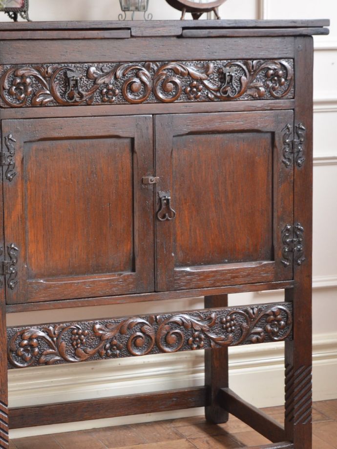 アンティークのキャビネット