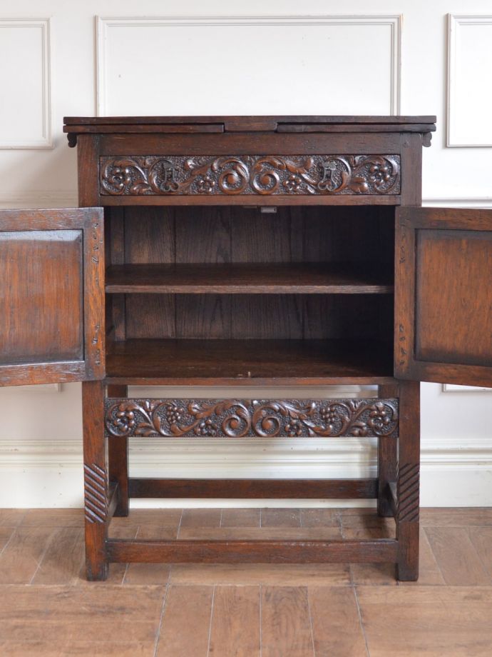 キャビネットの扉の中