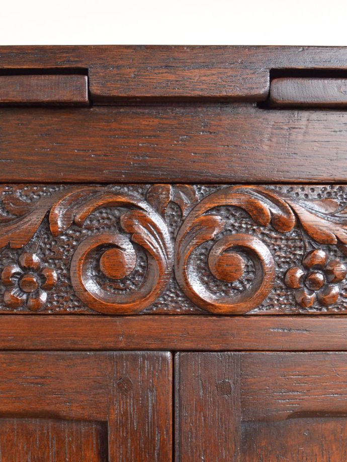 英国アンティーク家具らしい彫