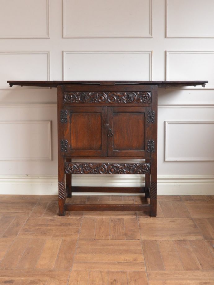 キャビネットの天板を広げた状態