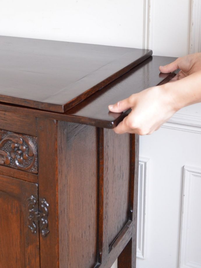 キャビネットの天板は伸長式