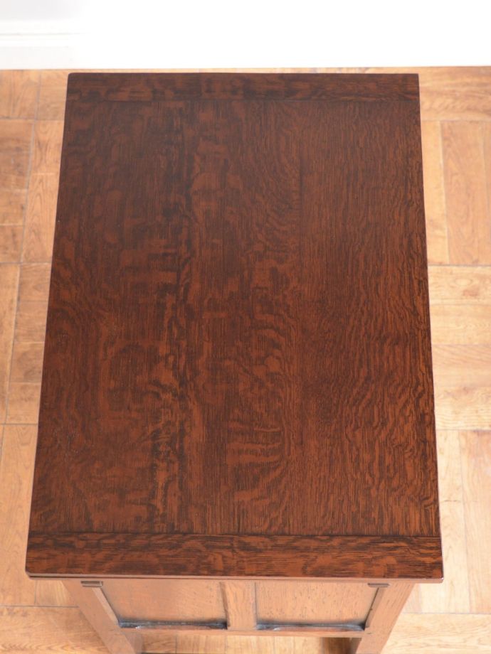 アンティークキャビネットの天板