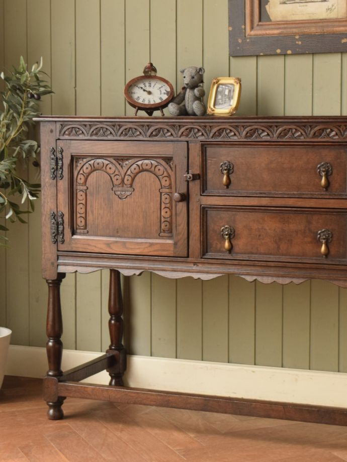 アンティーク家具らしさが漂うサイドボード