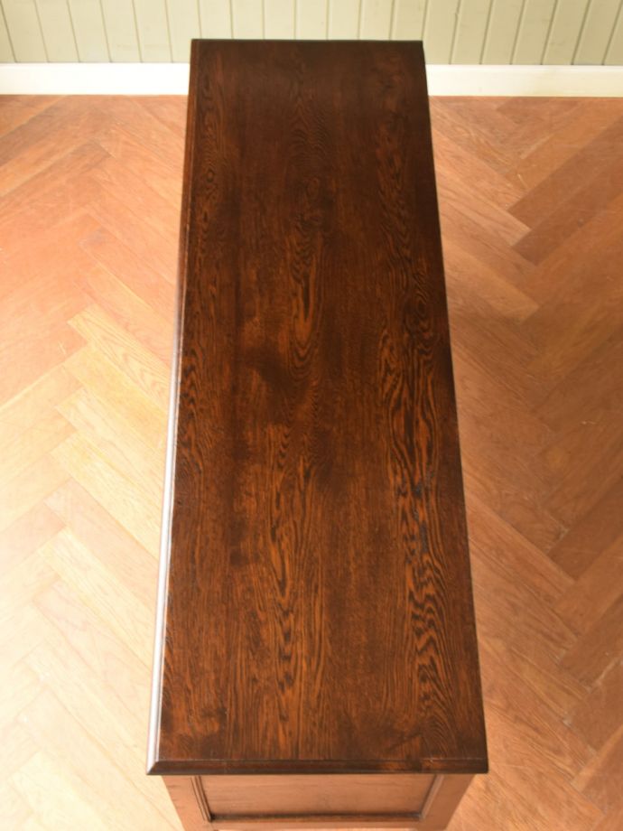 アンティークのサイドボードの天板