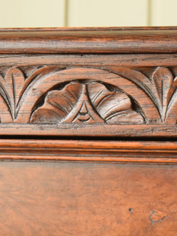 英国アンティーク家具らしい装飾