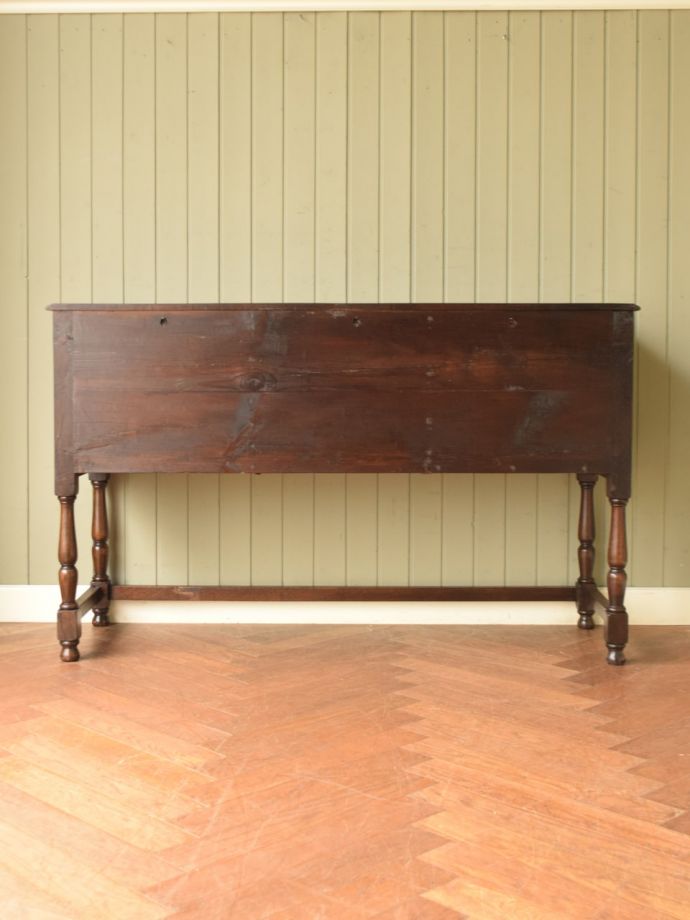 キャビネットの後ろ姿