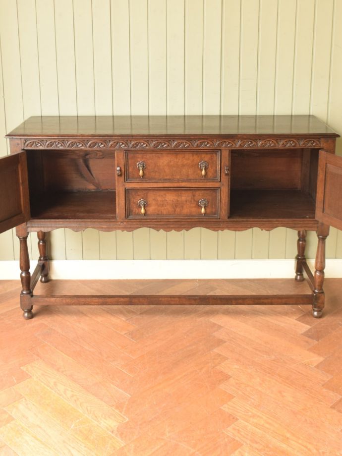 アンティークキャビネットの扉の中