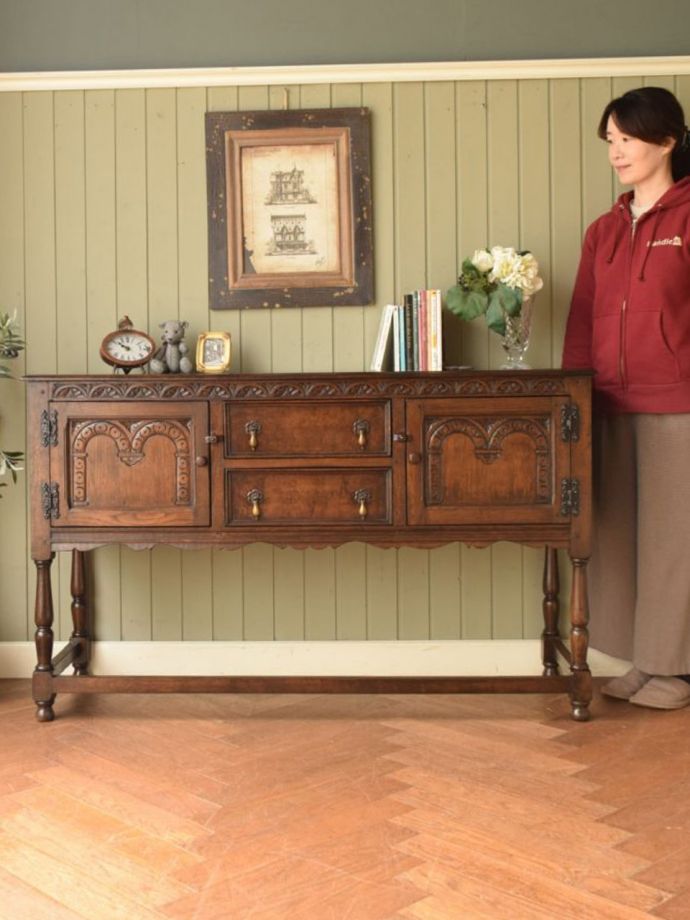 英国アンティークのサイドボード