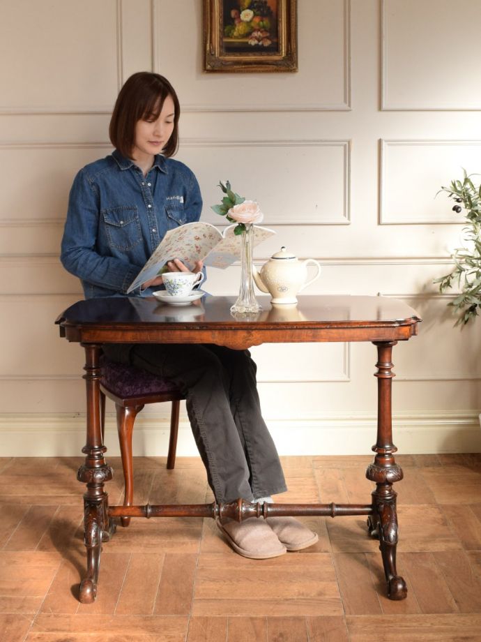 アンティークのサイドテーブル