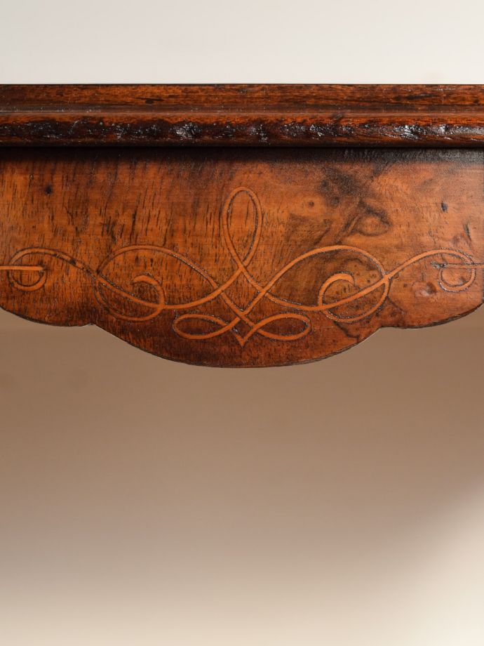 英国アンティーク家具らしい装飾