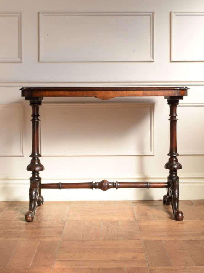 サイドテーブルの後ろ姿