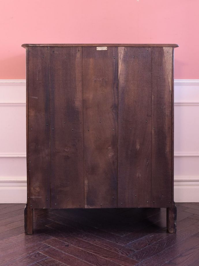 チェストの後ろ姿