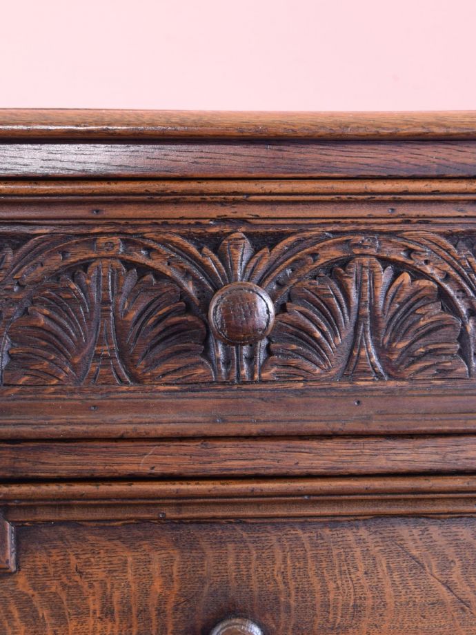 英国アンティーク家具らしい装飾