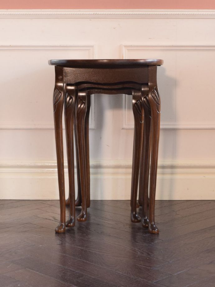 アンティークコーヒーテーブルの側面