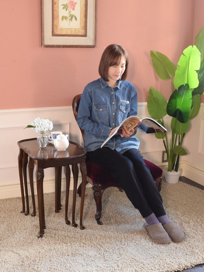 英国スタイルのアンティークテーブル