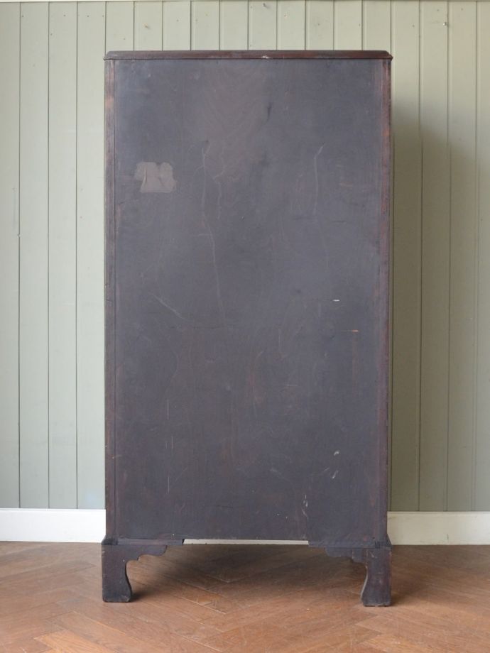 チェストの後ろ姿