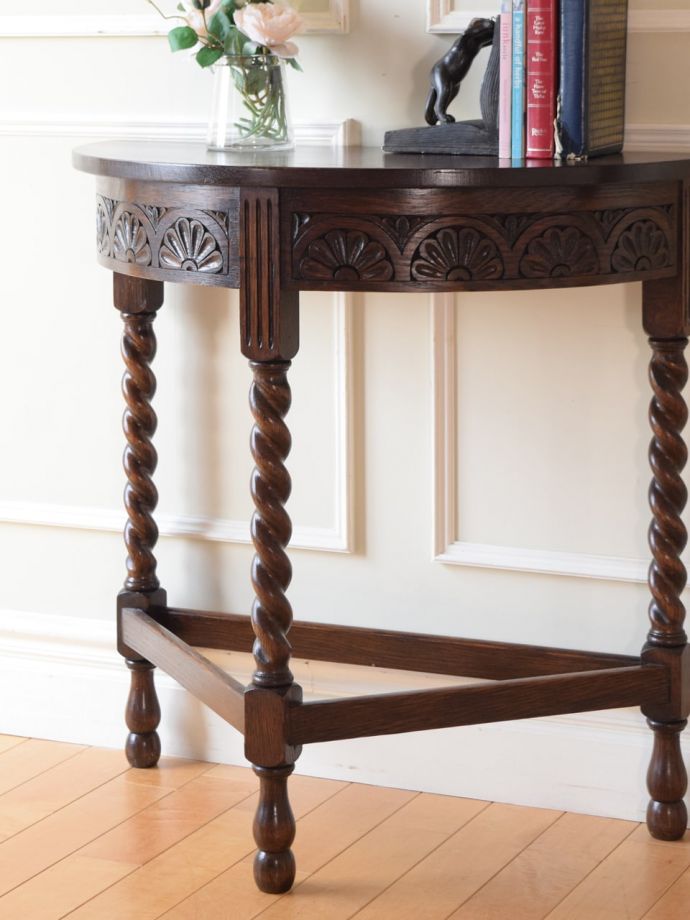 アンティークのテーブル　アンティーク家具　コンソールテーブル　英国らしく凝った彫りの入った脚脚だけを見ても、アンティークらしさが感じられる凝った彫。(q-2338-f)