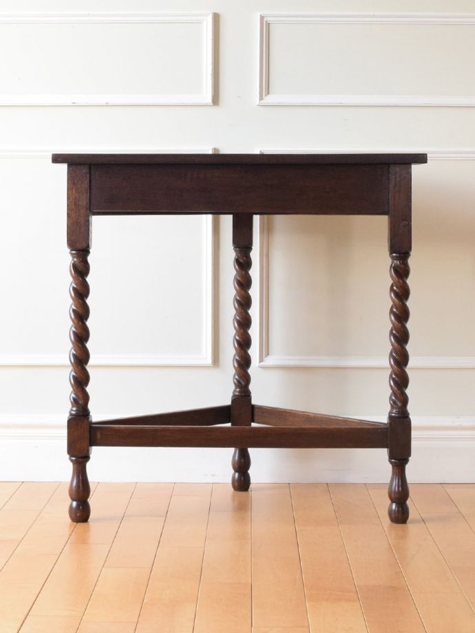 アンティークのテーブル　アンティーク家具　コンソールテーブル　しっかり修復しましたアンティークは新品ではないので、もちろん経年変化によるキズはありますが、Handleでは専門の職人がしっかり修復したものだけをお送りしているので後ろ姿もキレイです。(q-2338-f)