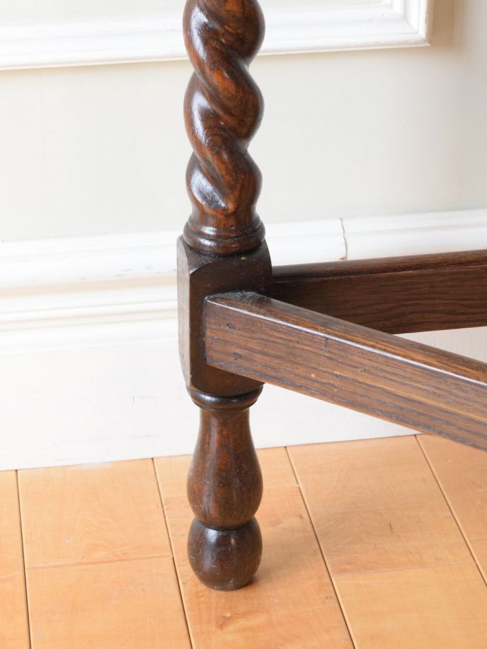 アンティークのテーブル　アンティーク家具　コンソールテーブル　移動もラクラクですHandleのアンティークは、脚の裏にフェルトキーパーをお付けしています。(q-2338-f)