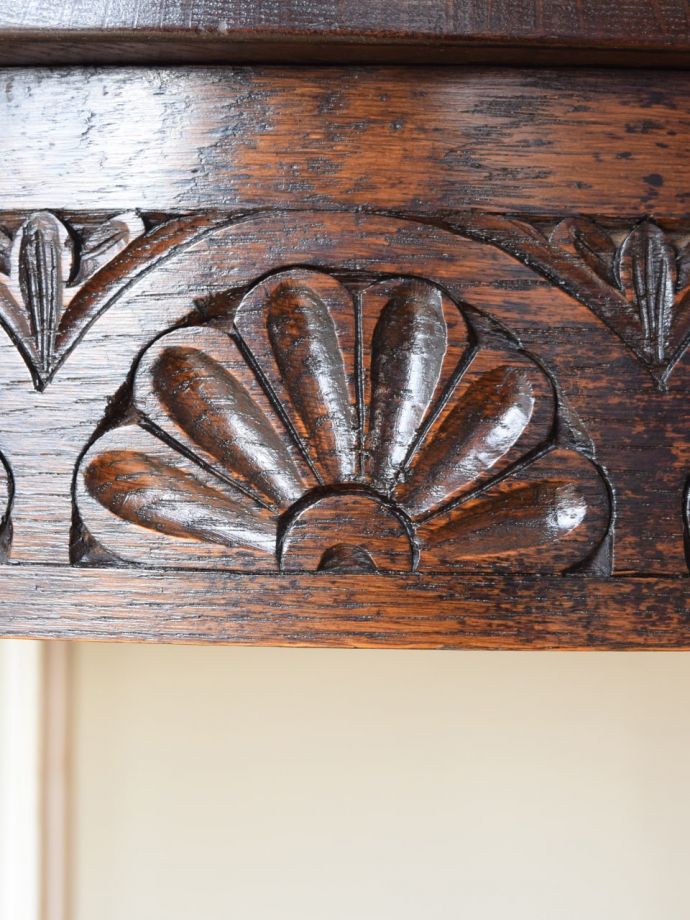 アンティークのテーブル　アンティーク家具　コンソールテーブル　うっとりする美しさアンティークだから手に入る美しい彫。(q-2338-f)