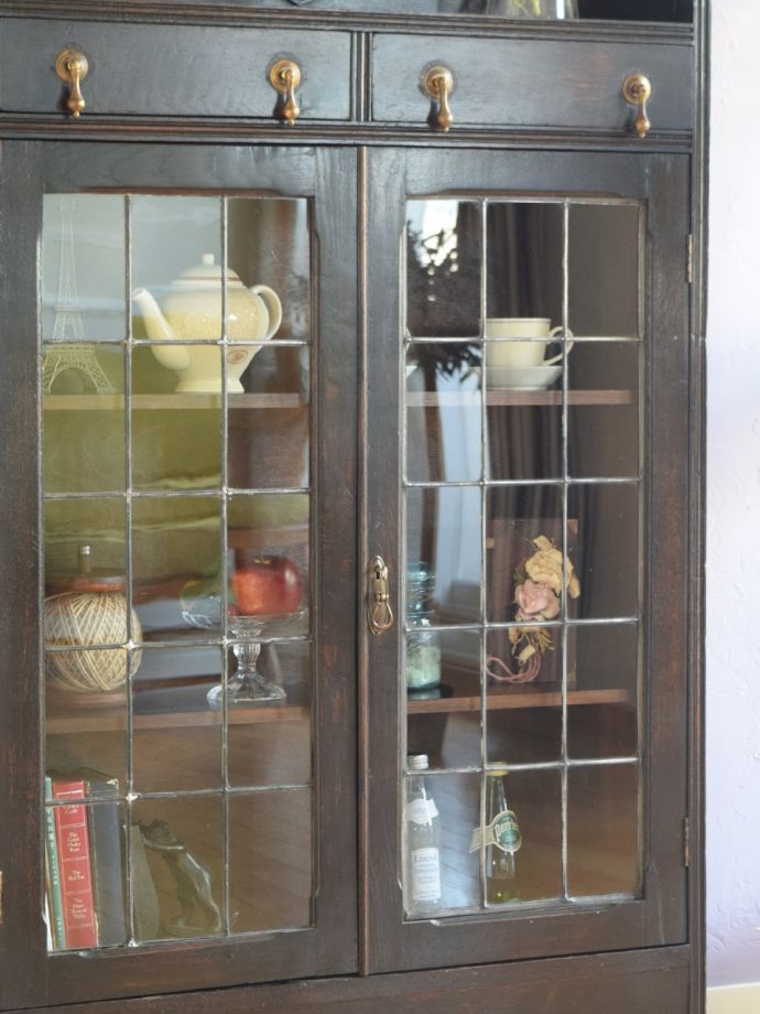 ステンドグラスの扉が美しいキャビネット