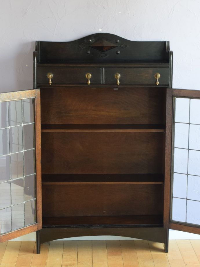 キャビネットの扉の中