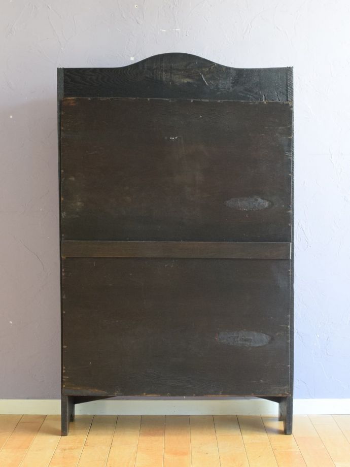 キャビネットの後ろ姿