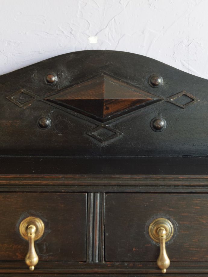 英国アンティーク家具らしい装飾