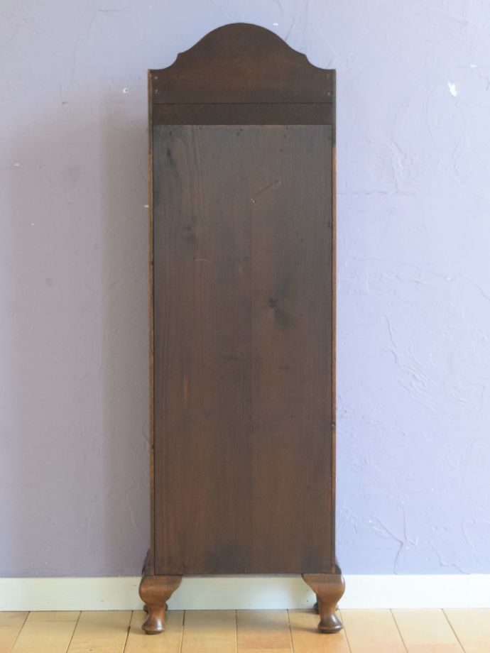 オープンシェルフの後ろ姿