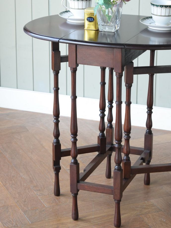 英国らしいアンティーク家具、スモールサイズの伸張式のゲートレッグ