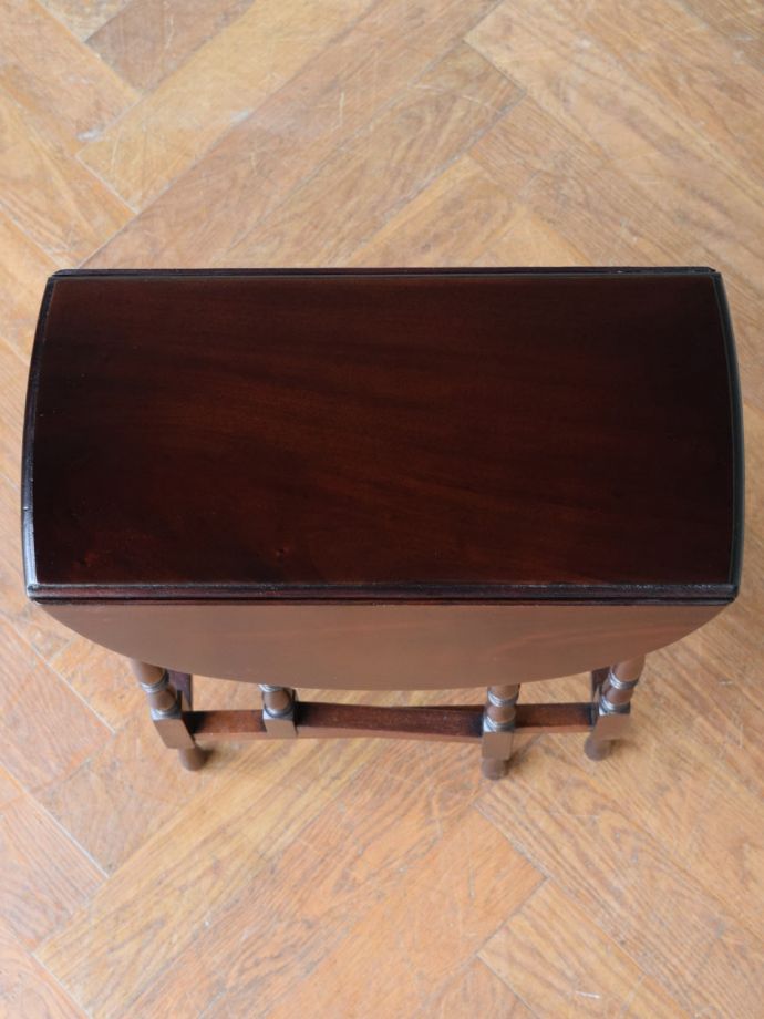 英国らしいアンティーク家具、スモールサイズの伸張式のゲートレッグ