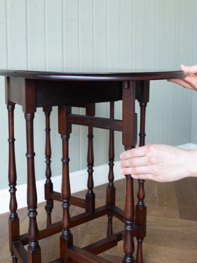 英国らしいアンティーク家具、スモールサイズの伸張式のゲートレッグ