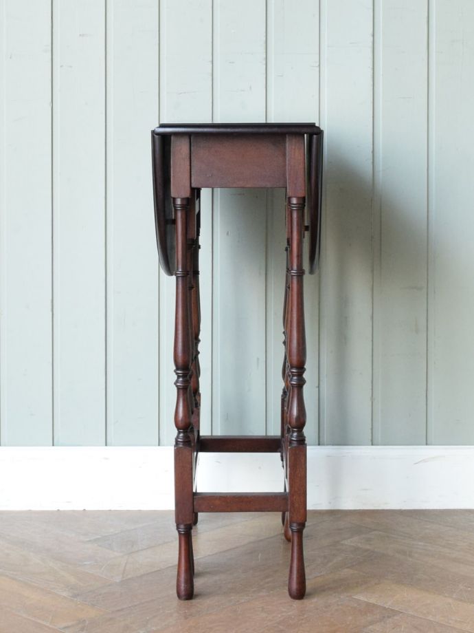 英国らしいアンティーク家具、スモールサイズの伸張式のゲートレッグ