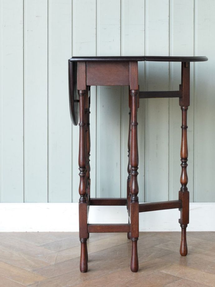 英国らしいアンティーク家具、スモールサイズの伸張式のゲートレッグ