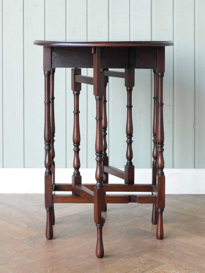 英国らしいアンティーク家具、スモールサイズの伸張式のゲートレッグ
