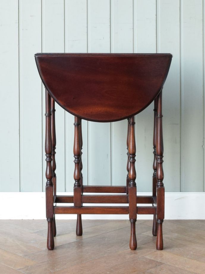 英国らしいアンティーク家具、スモールサイズの伸張式のゲートレッグ