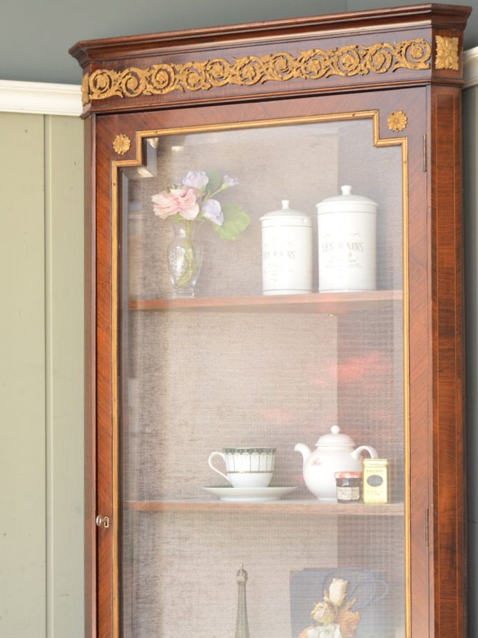 アンティーク家具らしい美しい装飾