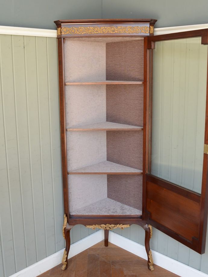 ガラスキャビネットの扉の中