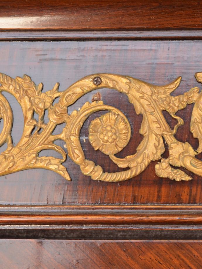 キャビネットの華やかな装飾