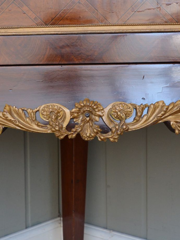 ガラスキャビネットの装飾