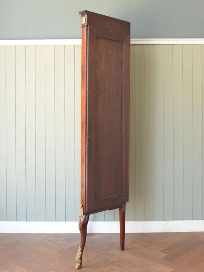 キャビネットの側面