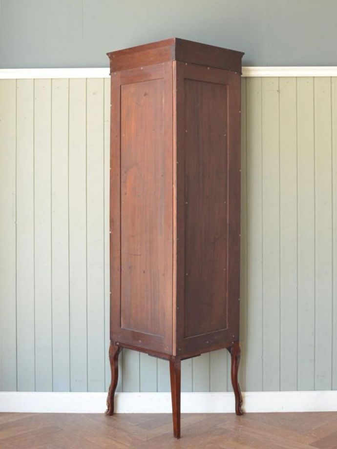 キャビネットの後ろ姿