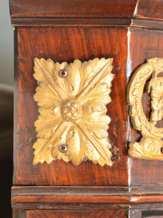 アンティーク家具らしい装飾