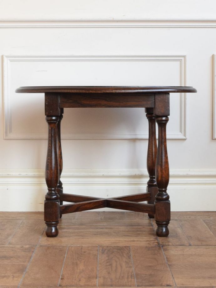 コーヒーテーブルの後ろ姿