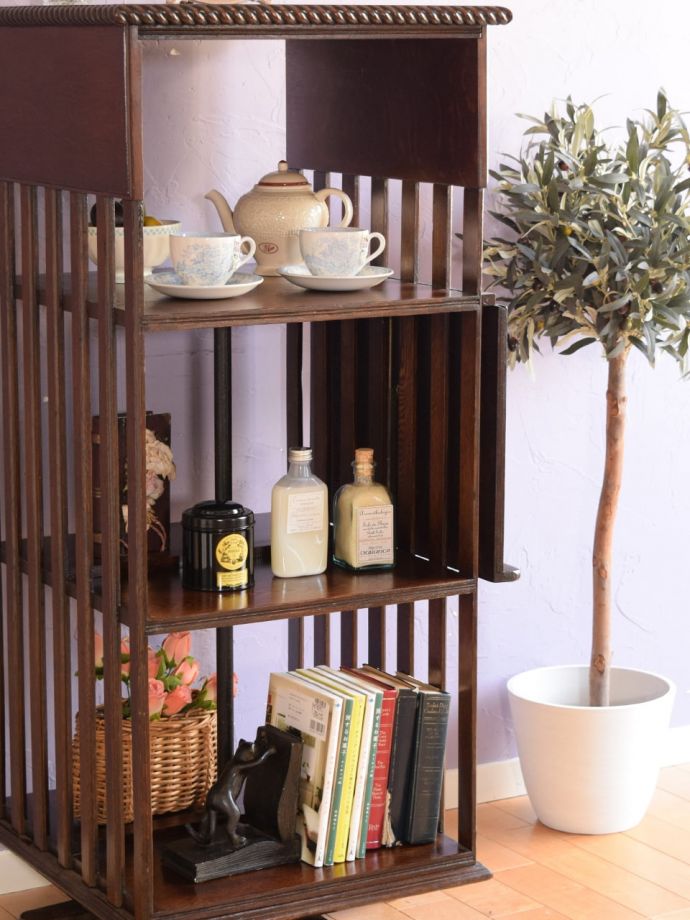 アンティーク家具らしい美しい細工