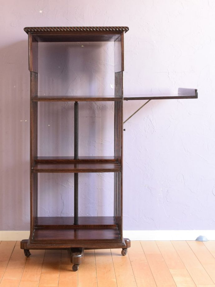 アンティーク本棚の後ろ姿