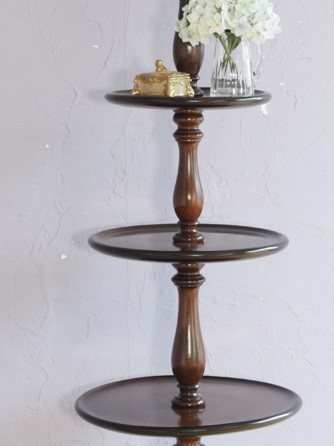 英国アンティーク家具らしい美しいテーブル