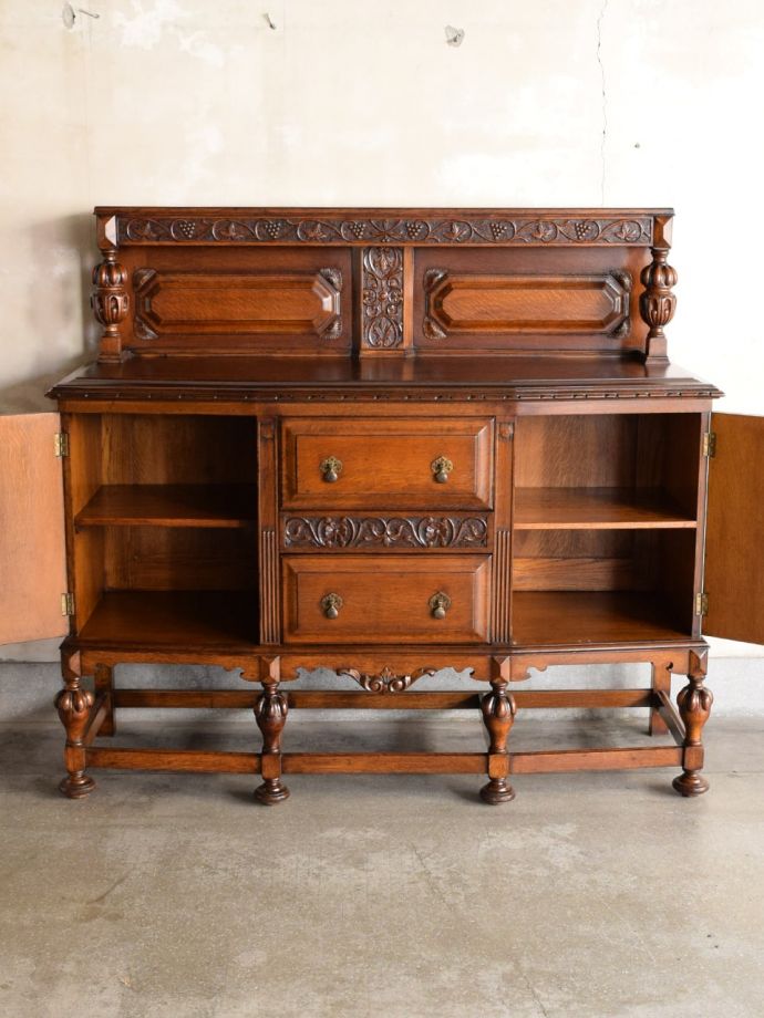 アンティークキャビネットの扉の中