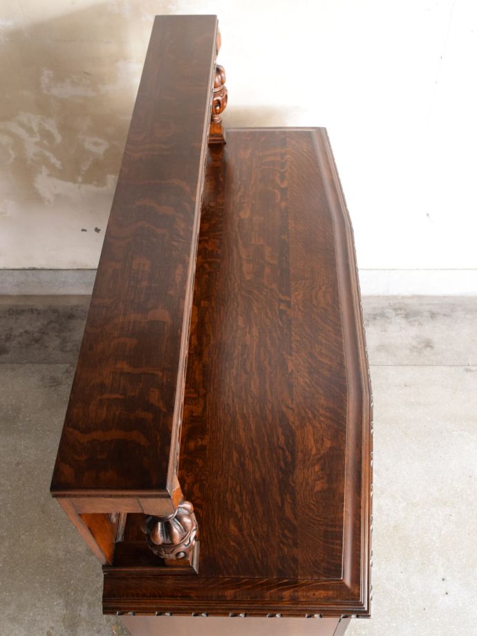 アンティークのサイドボードの天板