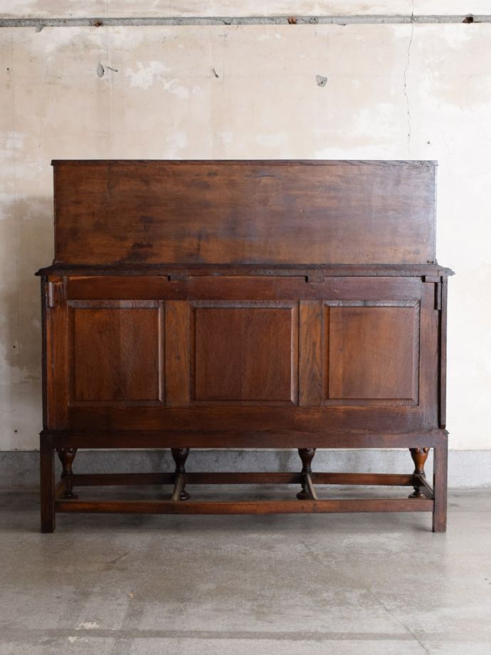 キャビネットの後ろ姿